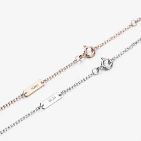 Delicate chain bracelets with engraved name plates in rose gold and silver tones展示 moissanite jewelry set