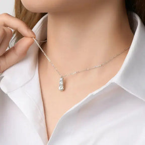 Delicate silver necklace featuring a sparkling pendant from the VVS1 Moissanite Diamond set