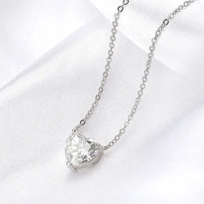 Heart-shaped diamond pendant on S925 sterling silver chain with 4cttw heart cut Moissanite