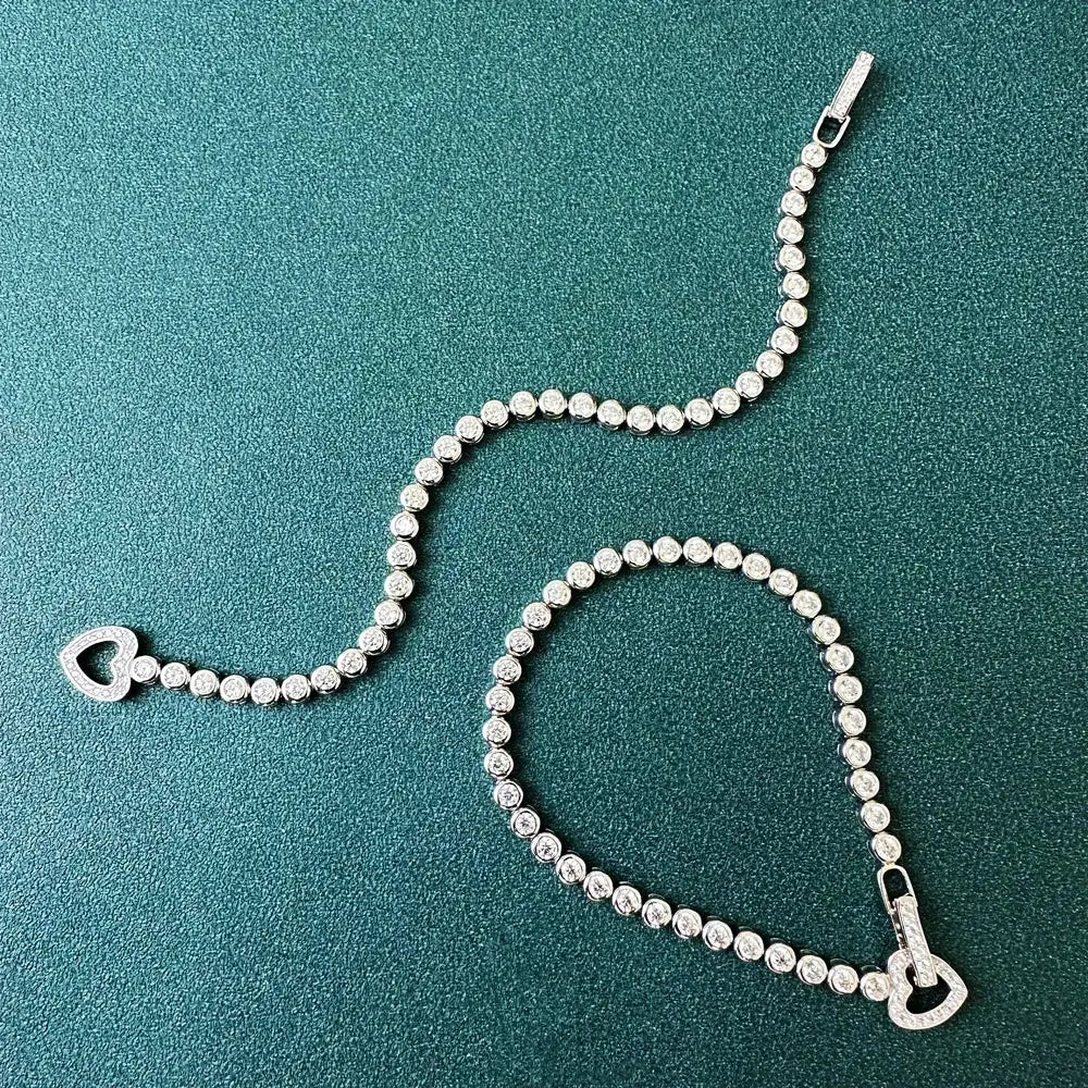 Pearl necklace with heart clasps in a curved shape, featuring Moissanite Diamonds