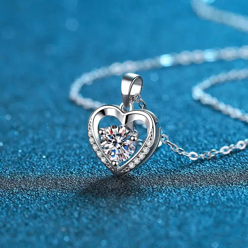 Heart-shaped moissanite heart necklace in S925 silver with central diamond, free GRA certification