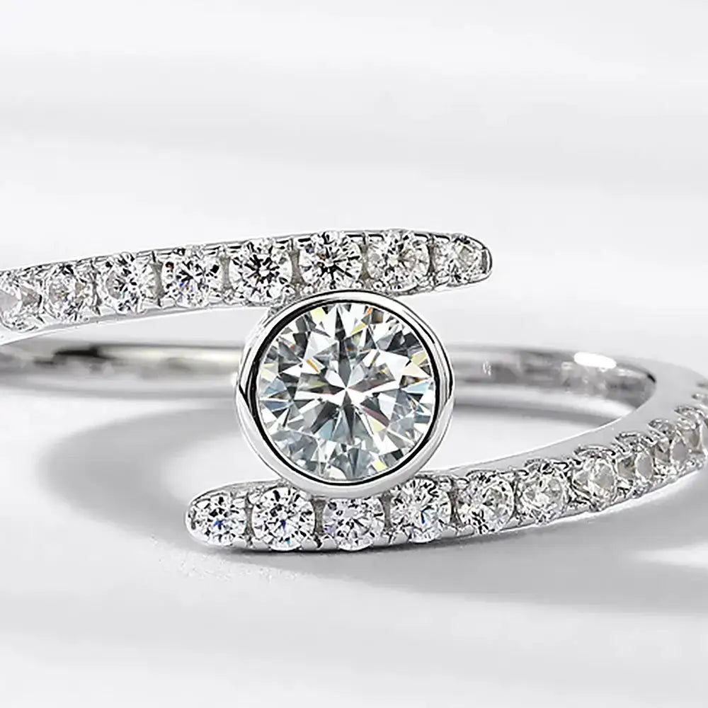 Diamond engagement ring with round stone and split pavé band in S925 sterling silver