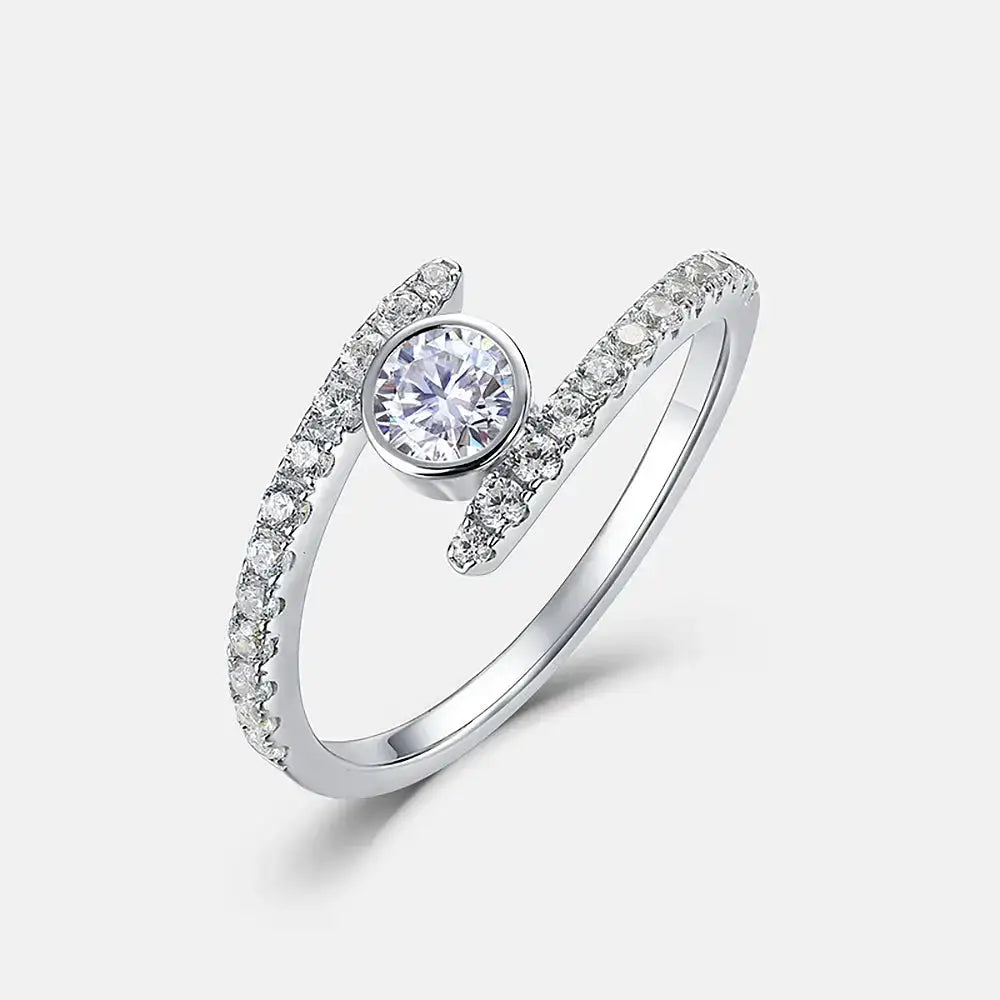 Elegant s925 Sterling Silver ring with round diamond and smaller diamonds on the band